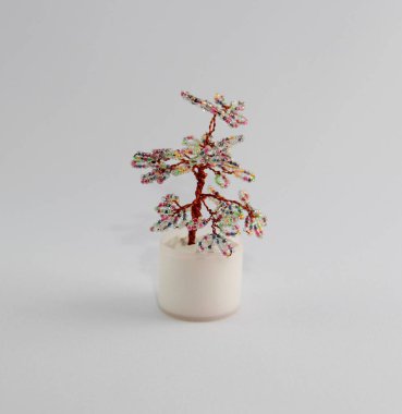 Tel ve boncuklar yapılmış çiçek