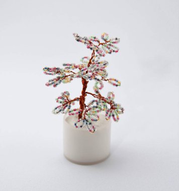 Tel ve boncuklar yapılmış çiçek