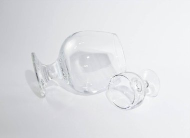 Beyaz arka plan üzerinde şeffaf sofra