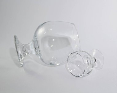 Beyaz arka plan üzerinde şeffaf sofra