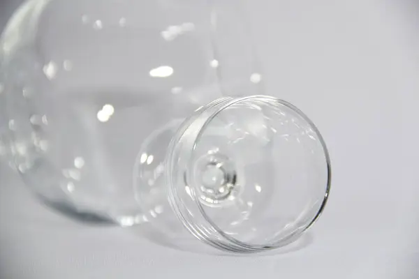 白い背景の空のグラス ガラス — ストック写真