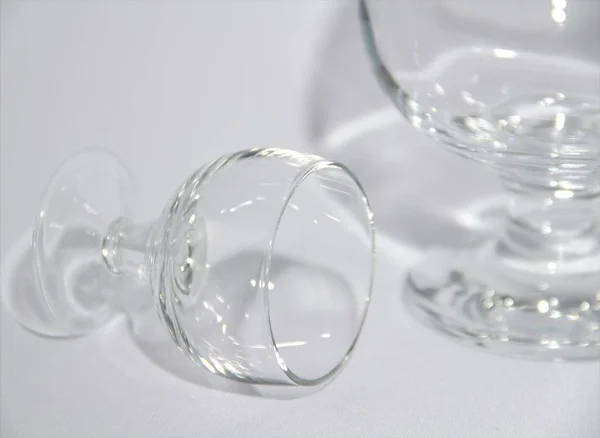 Vasos Vidrio Vacíos Sobre Fondo Blanco — Foto de Stock
