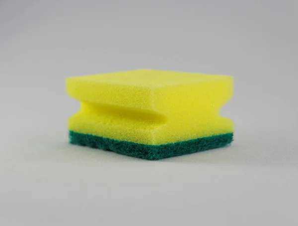 洗い場に黄色いスポンジ — ストック写真