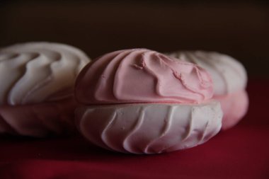 Pembe ve beyaz zephyr