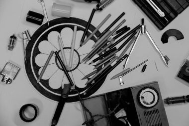 kaos sanatçının masaüstünde