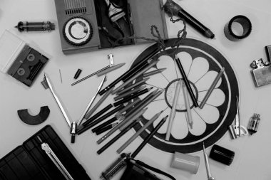 kaos sanatçının masaüstünde