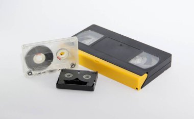 beyaz zemin üzerinde üç kaset