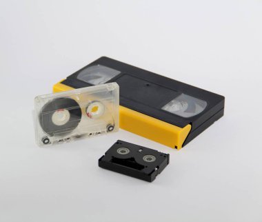 beyaz zemin üzerinde üç kaset