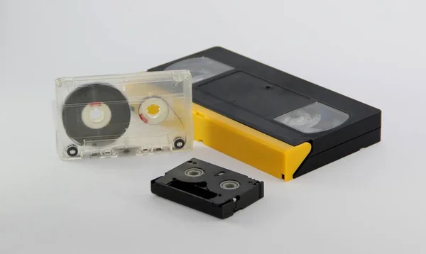 beyaz zemin üzerinde üç kaset