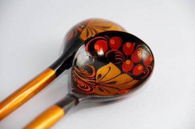 Beyaz arka plan üzerinde iki tahta kaşıklar