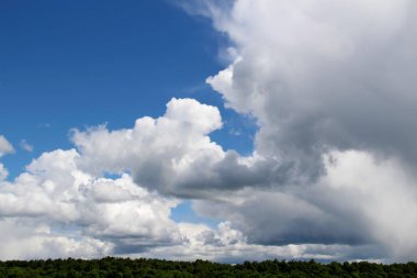 Köyün üzerinde mavi gökyüzü