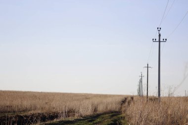 Köyün üzerinde mavi gökyüzü