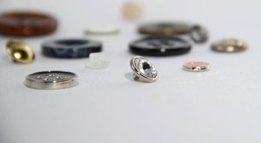 Giyim için çeşitli düğmeler