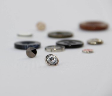 Giyim için çeşitli düğmeler