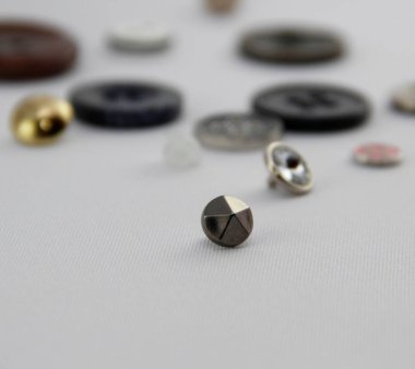 Giyim için çeşitli düğmeler