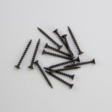 Beyaz arkaplanda vidalar