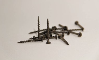 Beyaz arkaplanda vidalar