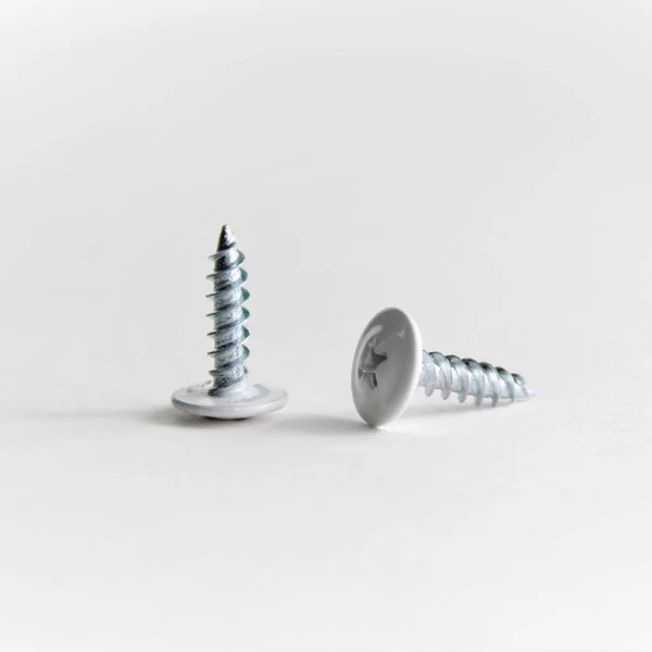 Beyaz arkaplanda vidalar