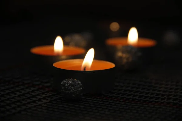 koyu arka plan üzerine mumlar