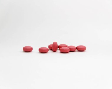 beyaz zemin üzerine pembe haplar