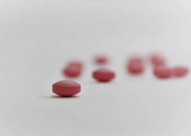 beyaz zemin üzerine pembe haplar