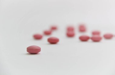 beyaz zemin üzerine pembe haplar