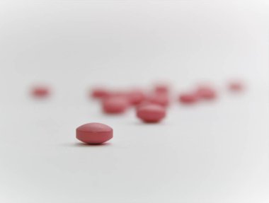 beyaz zemin üzerine pembe haplar