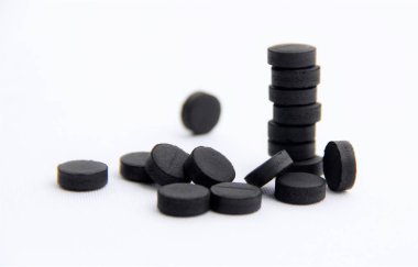 beyaz arkaplanda haplar