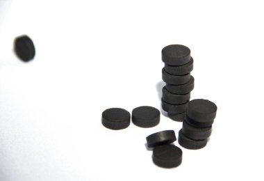 beyaz arkaplanda haplar