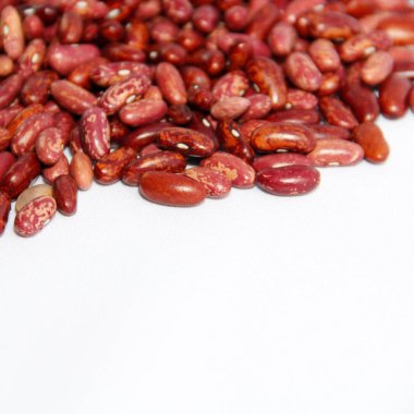 Beyaz arkaplandaki fasulyeler