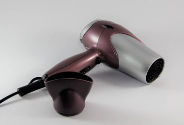 Beyaz arkaplanda saç kurutma makinesi