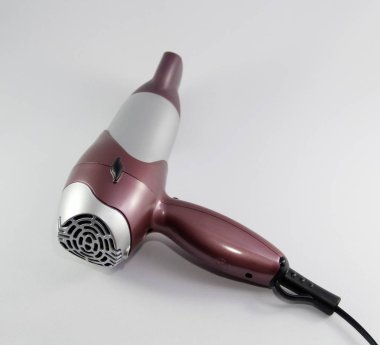 Beyaz arkaplanda saç kurutma makinesi