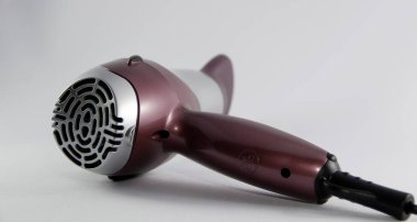 Beyaz arkaplanda saç kurutma makinesi