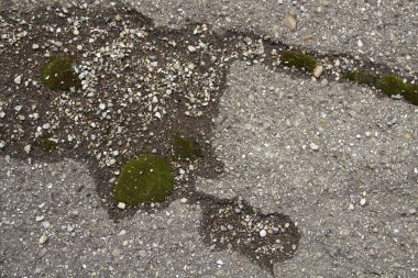 Eski asfalt bozulmaya başlar