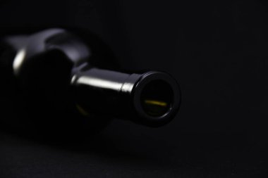 siyah arka plan üzerine şişe