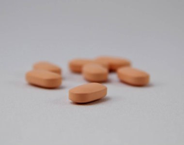 Turuncu beyaz zemin üzerine tablet