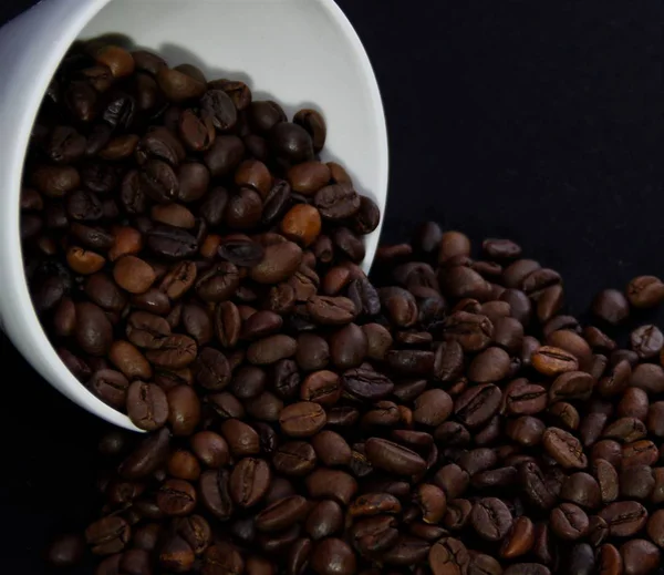 Granos Café Taza Sobre Fondo Negro — Foto de Stock