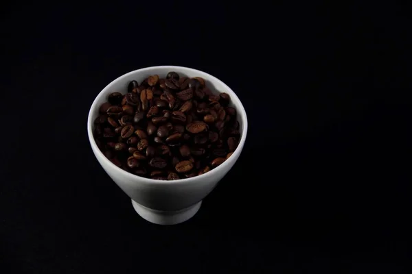 Кофе Зернах Чашки Черном Фоне — стоковое фото