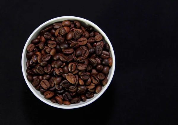 Кофе Зернах Чашки Черном Фоне — стоковое фото