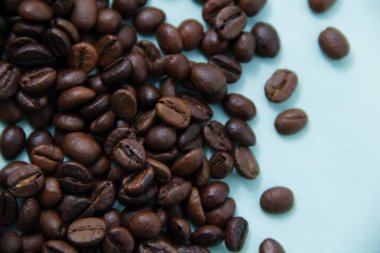 Mavi zemin üzerine kahve çekirdekleri