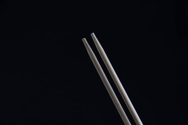 Siyah arkaplanda çubuklar