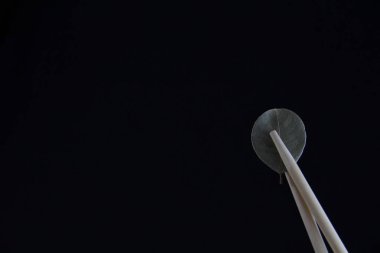 Siyah arkaplanda çubuklar