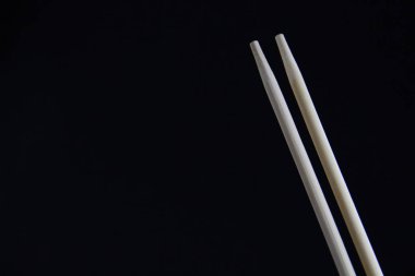 Siyah arkaplanda çubuklar