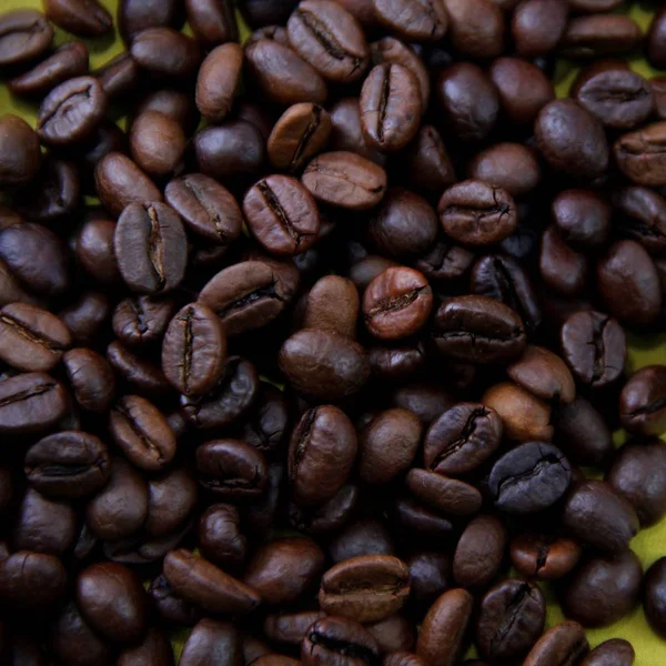 Granos Café Sobre Fondo Amarillo — Foto de Stock