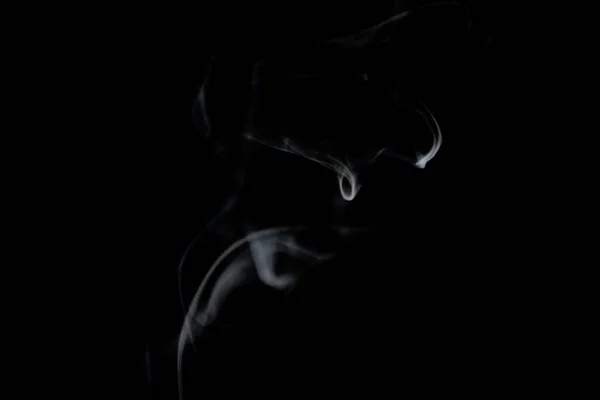 Καπνίζουν Τσιγάρα Μαύρο Φόντο — Φωτογραφία Αρχείου