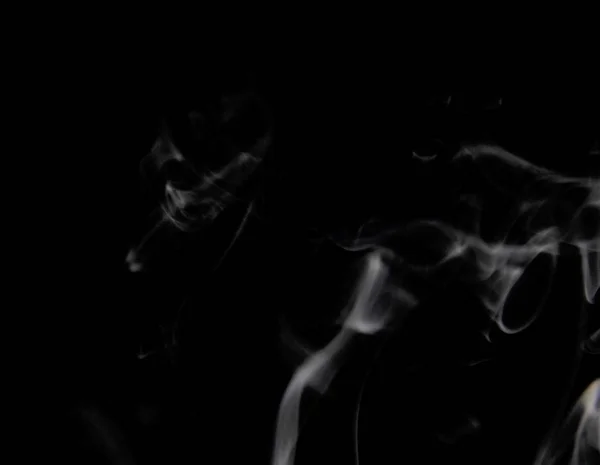 Siyah arka plan üzerine sigara