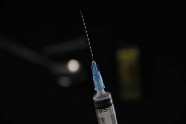 Siyah arkaplanda şırınga