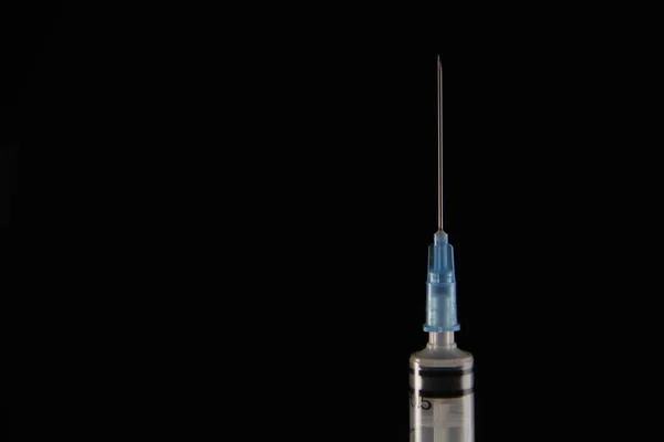 Siyah arkaplanda şırınga