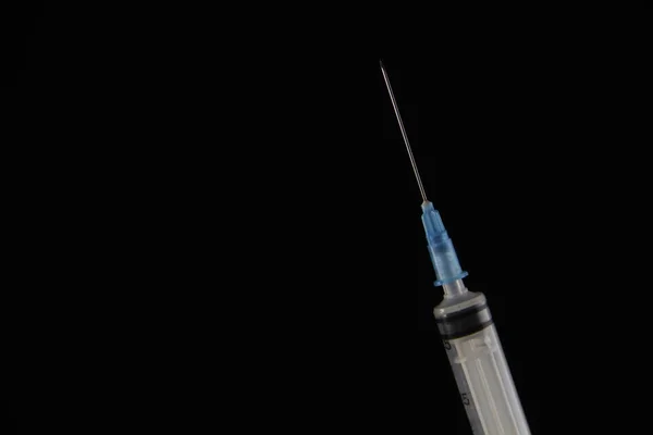 Siyah arkaplanda şırınga