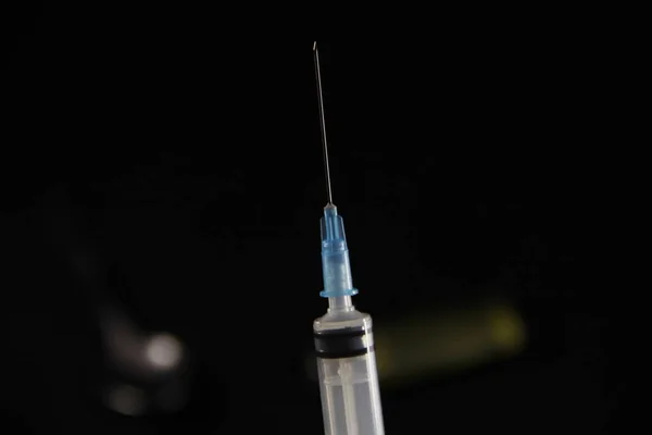 Siyah arkaplanda şırınga